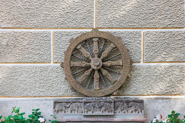 Una rueda de piedra grabada en las paredes.