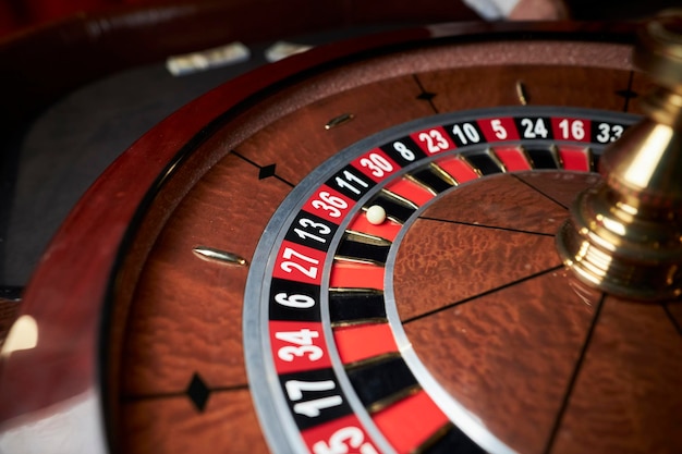 Rueda de la ruleta del casino concepto de juego de casino Mesa de ruleta en un primer plano de la ruleta del casinoCasino