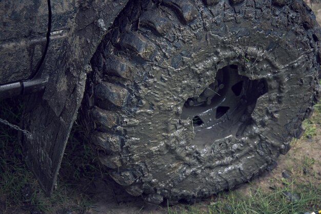 Foto la rueda sucia del todoterreno está parada en la carretera con el suelo