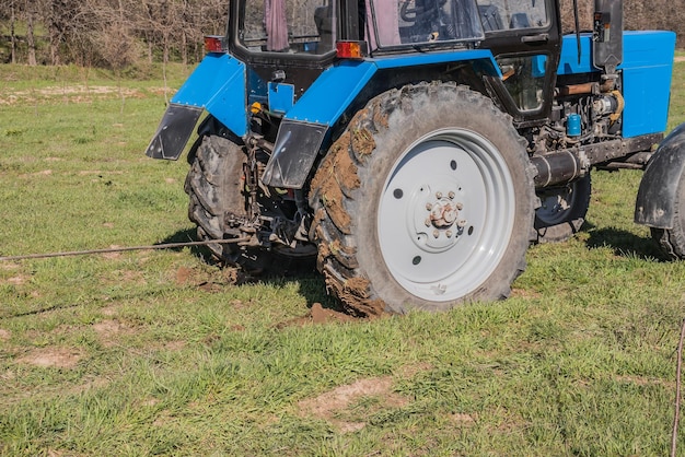 Foto rueda del tractor resbalando en el barro