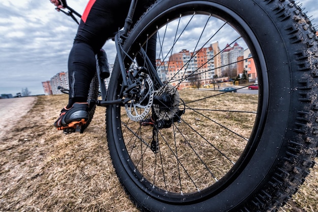 Rueda trasera de bicicleta con neumático grande.