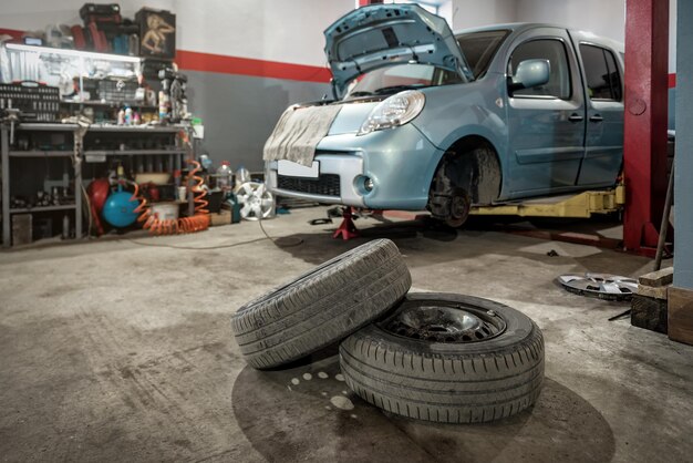 Ruedas de automóviles y automóviles en el garaje, reemplazo de neumáticos de temporada