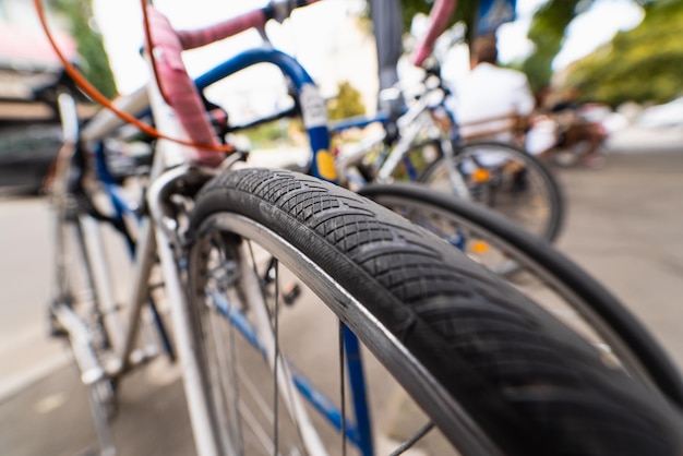 Ruedas de bicicleta de cerca en la calle