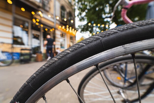 Ruedas de bicicleta de cerca en la calle