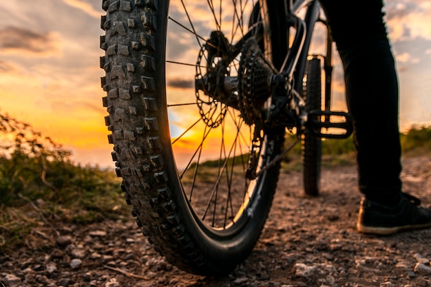 Ruedas de bicicleta cerrar imagen en puesta de sol