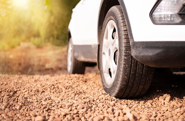 ruedas de coche blancas sobre grava