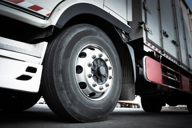 Ruedas delanteras de camiones Neumáticos Neumáticos de camiones Transporte de camiones de carga de caucho