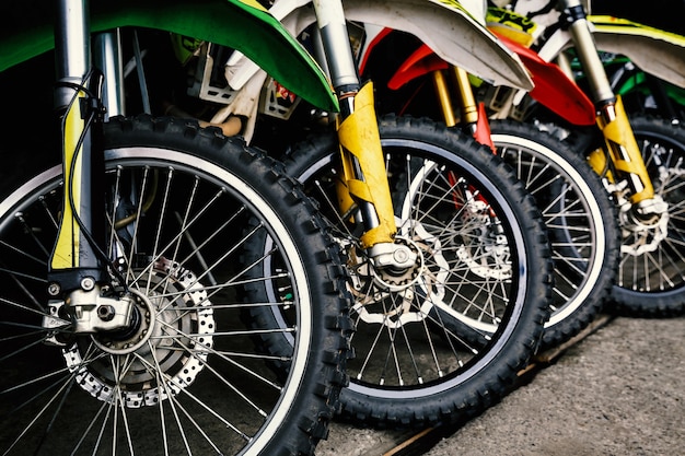 Las ruedas delanteras de las motocicletas se colocan en una fila.