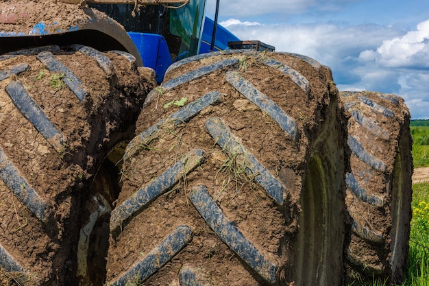 Ruedas dobles sucias de tractor agrícola en un día soleado de verano