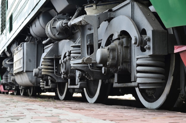 Foto ruedas de una locomotora moderna rusa.