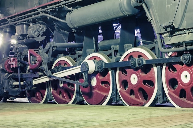 Ruedas de locomotora en la noche