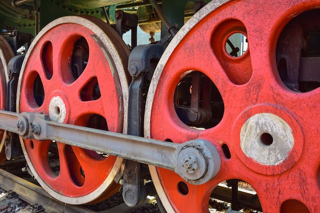 Ruedas de locomotora de vapor rojo, ruedas de metal de una vieja locomotora de vapor