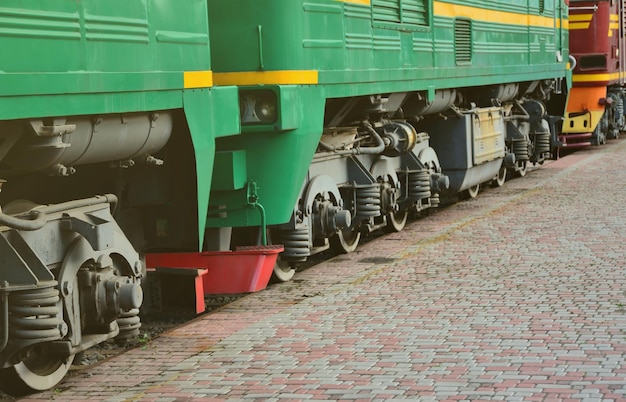 Las ruedas de un moderno tren eléctrico ruso con amortiguadores y dispositivos de frenado en el lado de