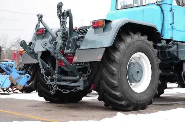 Ruedas de tractor nuevo en tiempo de nieve