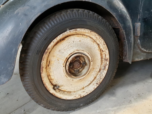 Ruedas traseras de un coche antiguo