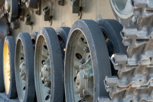 Ruedas verdes y pistas de tanques de equipos militares antiguos, instalaciones de artillería y vehículos autopropulsados antitanques, primer plano Un tanque en una exposición de equipos antiguos de la Segunda Guerra Mundial