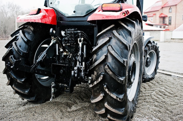 Ruedas de vista trasera de tractor nuevo en tiempo nevoso