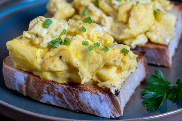 Rührei auf geröstetem Brot für ein gesundes Frühstück oder Brunch