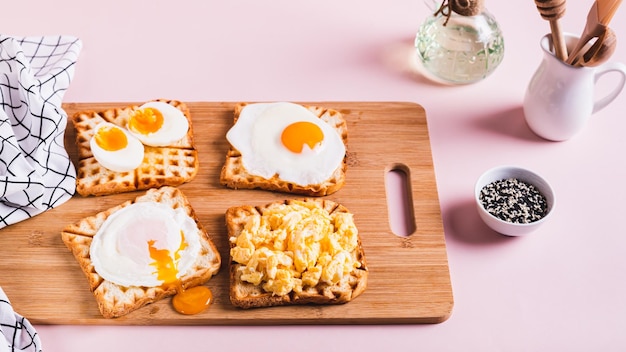 Rührei, gebackenes Ei, gebackenes Ei, gekochtes Ei auf Toast auf einem Web-Banner