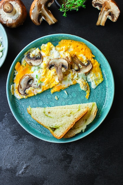 Rührei gebratene Eier Omelettpilze