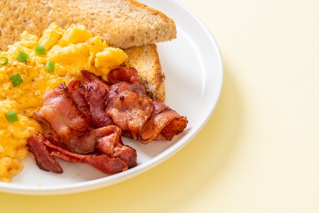 Rührei mit geröstetem Brot und Speck