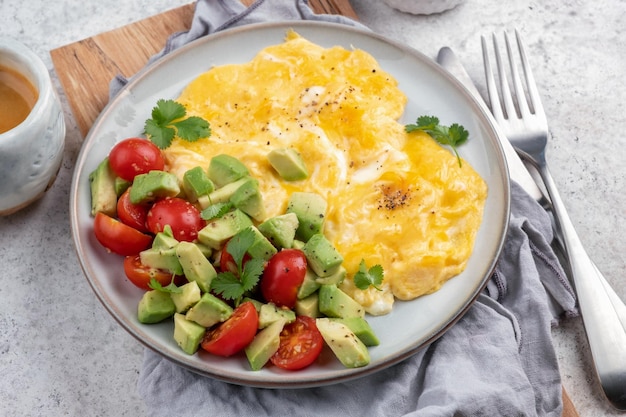 Rührei mit Kirschtomaten und Avocado