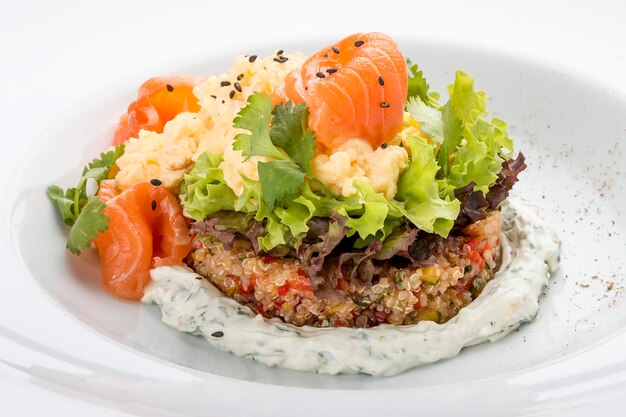 Rührei mit Quinoa-Lachs und Philadelphia-Käse auf weißem Hintergrund
