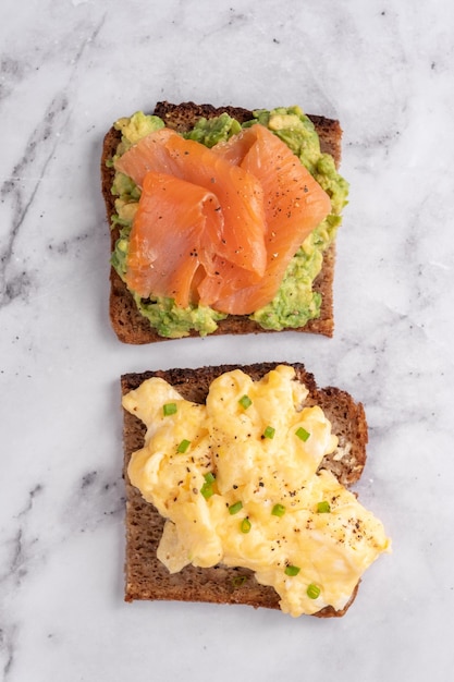 Rührei mit Räucherlachs und Vollkorntoast