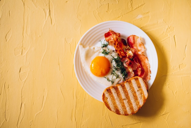 Rührei mit Speck und Kräutern zum Frühstück