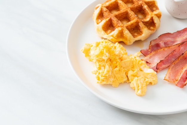 Rührei mit Speck und Waffel zum Frühstück