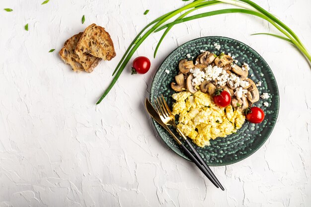 Rührei mit Toastpilzen, Zwiebeln und Tomaten.