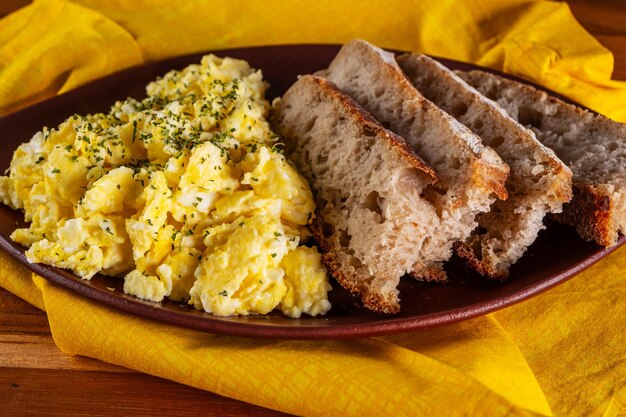 Rührei und Stückchen Handwerksbrot