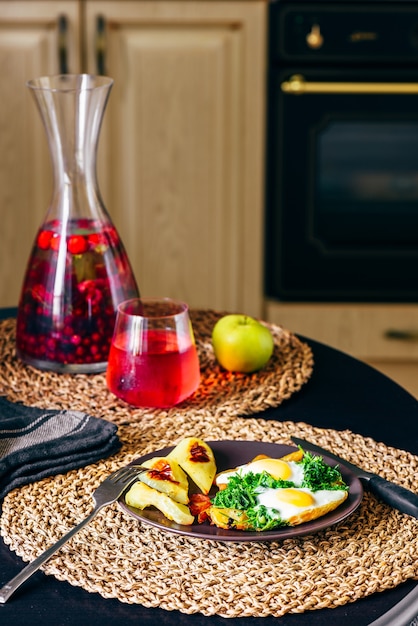 Rührei und Wasser mit Beeren.