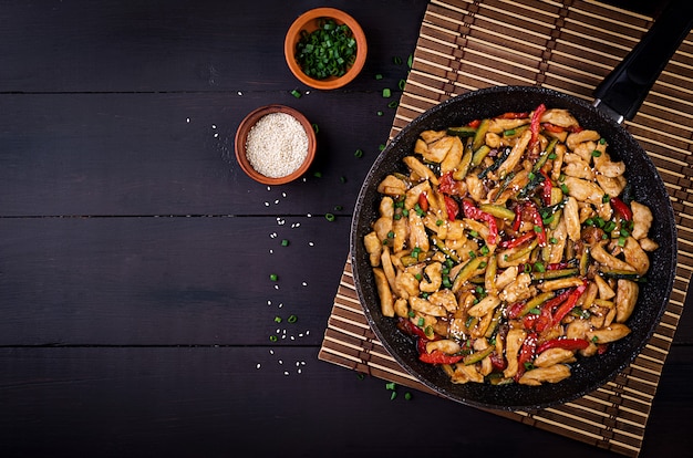 Rühren Sie braten Huhn, Zucchini, Paprika und Frühlingszwiebeln