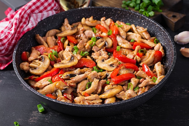 Rühren Sie braten mit Hühnchen, Pilzen und Paprika - chinesisches Essen.