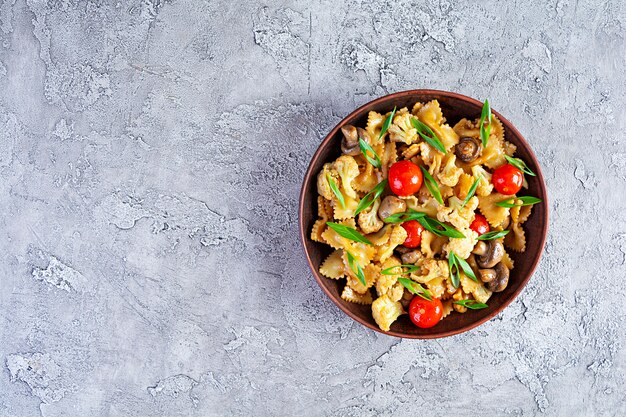 Rühren Sie braten Nudeln mit Gemüse, Blumenkohl und Pilzen. Draufsicht