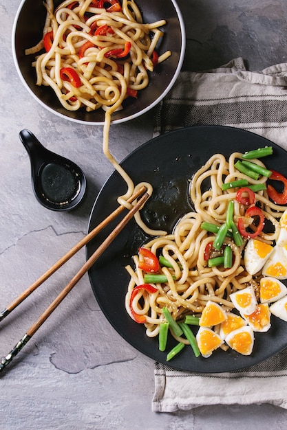 Rühren Sie frittiert Udon-Nudeln