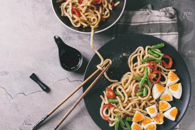 Rühren Sie frittiert Udon-Nudeln