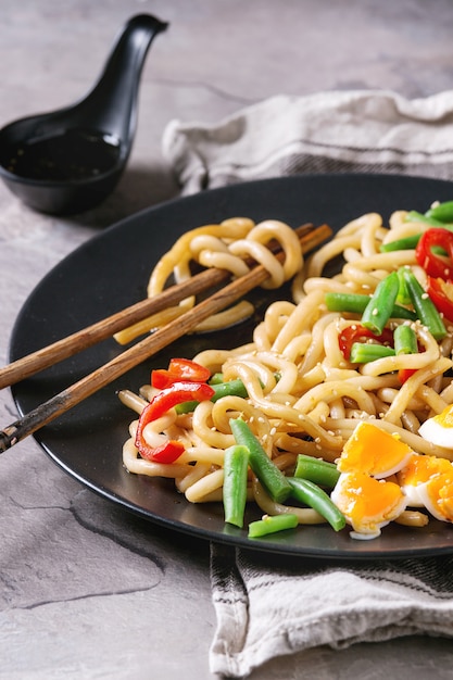 Rühren Sie frittiert Udon-Nudeln