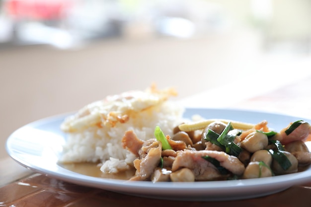 Rühren Sie gebratene Austernsauce mit Schweinefleisch und Reis mit Spiegelei an der Spitze, thailändisches Essen