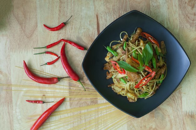 Foto rühren sie gebratene würzige spaghettis mit gemüse, thailändische vegetarische nahrung