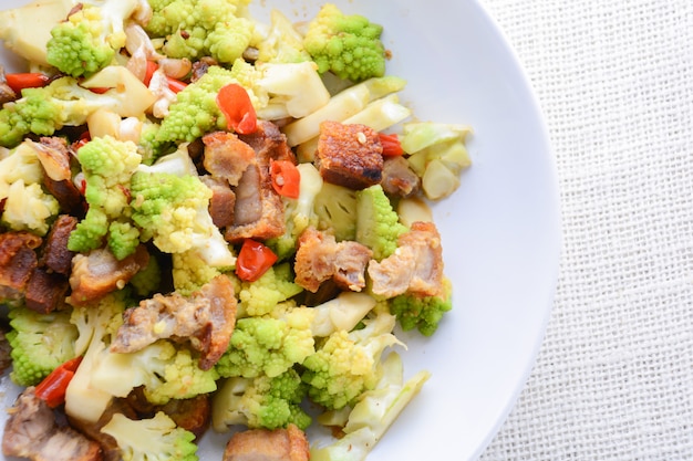 Rühren Sie gebratenen Romanesco Brokkoli mit knusprigem Schweinefleisch und Chili, sehr gesund und lecker
