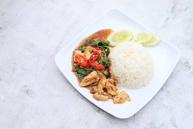 Rühren Sie gebratenes Basilikum Huhn mit Reis Lieblingsmenü und schnell zum Kochen in Thailand