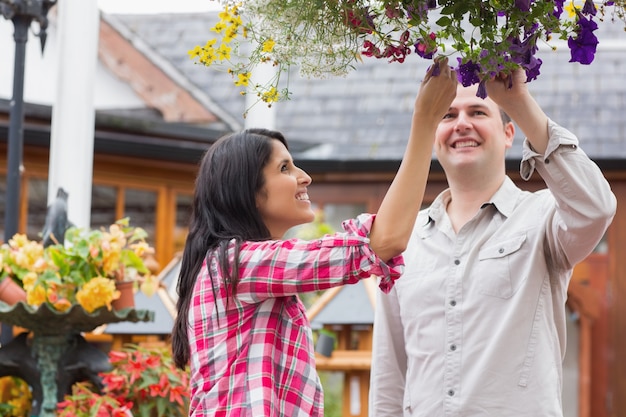 Rührende Blumen der Paare im hängenden Korb