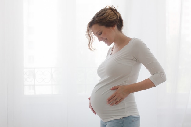 Rührender Bauch der schwangeren Frau