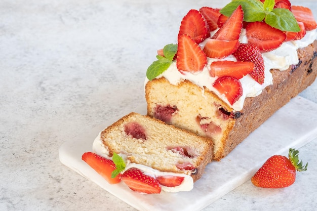 Rührkuchen mit Erdbeere und Minze