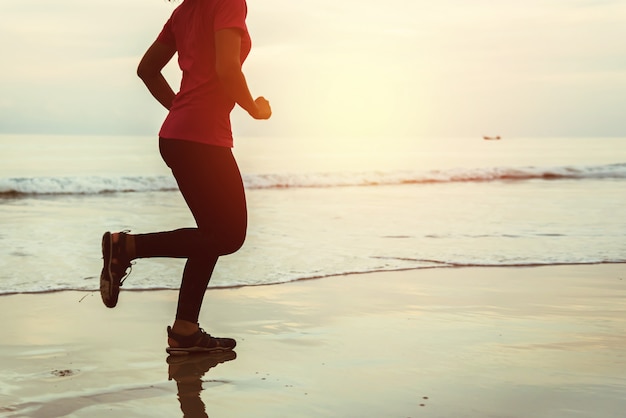 Rüttelndes Training der Frau auf dem Strand morgens