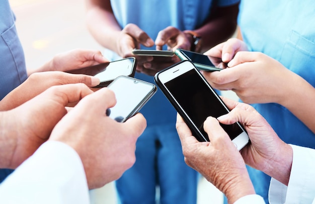 Rufen Sie die Hände des Teams und die Ärzte an, um mit uns über Kommunikation und Arbeitsabläufe oder Teamarbeit online Kontakt aufzunehmen. Medizinische Gesundheitsfürsorge und ein Kreis von Chirurgen, Krankenschwestern oder eine Gruppe von Personen, die auf dem Smartphone für einen Web-30-Chat tippen