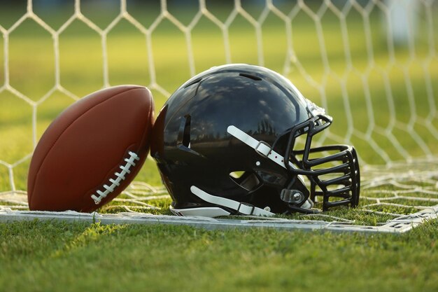 Rugby-Helm mit Ball auf dem Feld