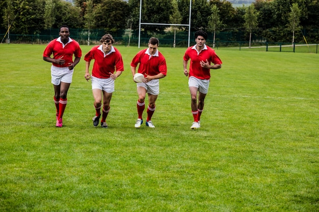 Rugbyspieler, die mit Ball rütteln